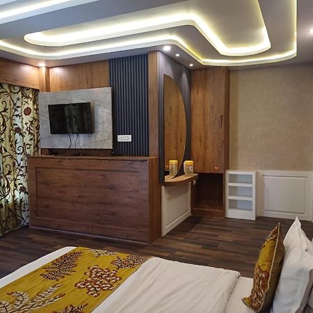 Hotel Manora Palace Srīnagar エクステリア 写真