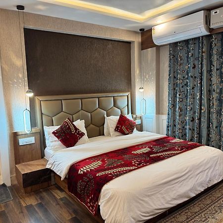 Hotel Manora Palace Srīnagar エクステリア 写真