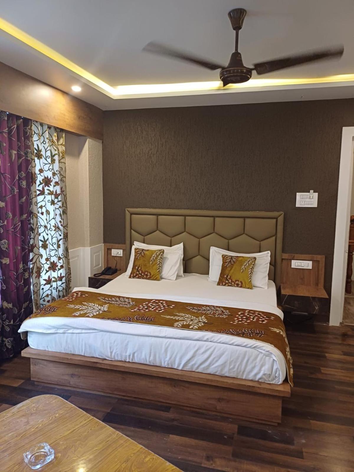 Hotel Manora Palace Srīnagar エクステリア 写真